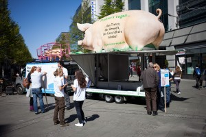 Das GrunzMobil im Einsatz Infostand GrunzMobil
