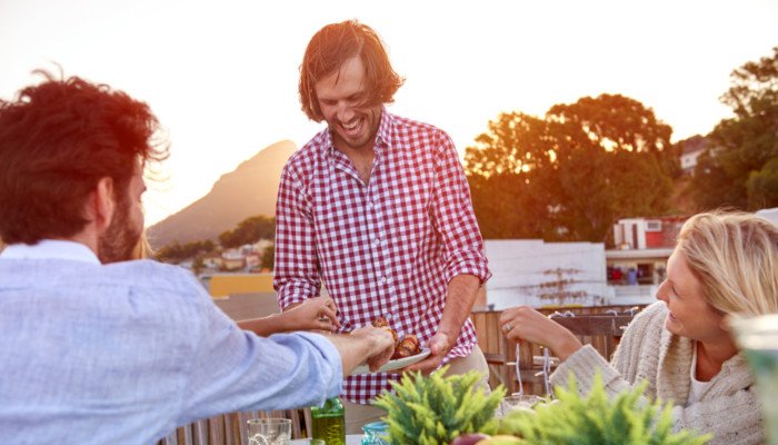 Menschen essen im Freien