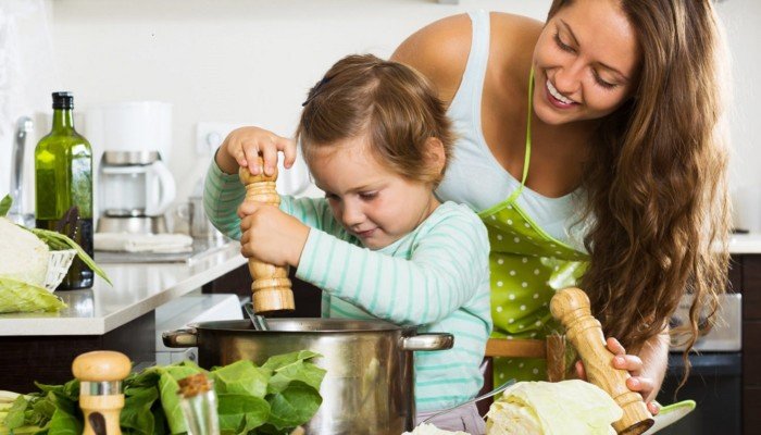 Frau und Kleinkind kochen