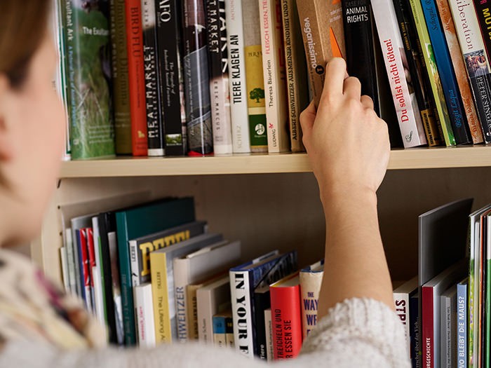 Tierschutzbücher im Regal