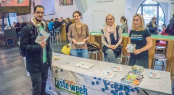 Mensen feiern den Weltvegantag 2017